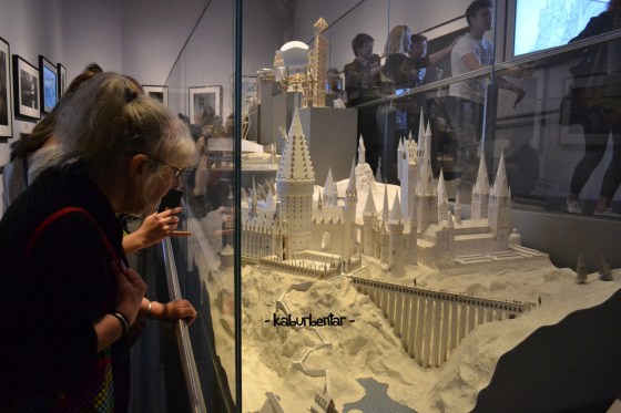 Pengunjung sedang melihat maket Hogwarts