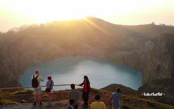Menyaksikan matahari terbit di puncak Kelimutu