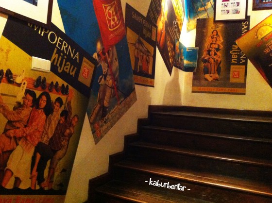 Dinding penuh poster Sampoerna