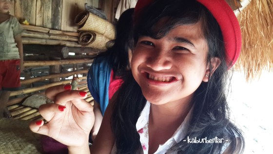 Gigi Gita yang mulai memerah, matching sama topi dan kuteks