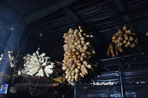 Hasil panen disimpan di bagian atas rumah