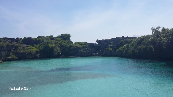 Tebing karang pemisah danau Weekuri dengan laut
