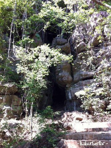 "Pintu" masuk Goa Batu Cermin
