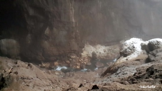 Sungai bawah tanah di dalam Luweng Grubug. Sungai ini tembus sampai Pantai Baron!