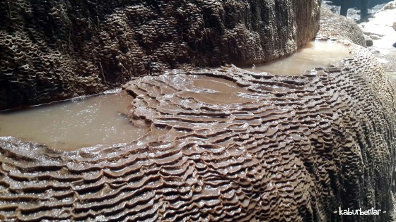 Tekstur batu besar ikon Luweng Grubug. Artistik ya?