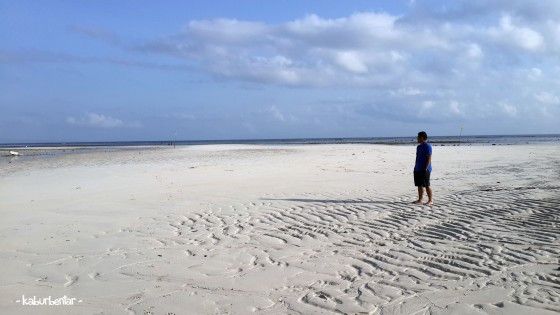 Berjalan di atas pasir bekas laut surut di Walakiri