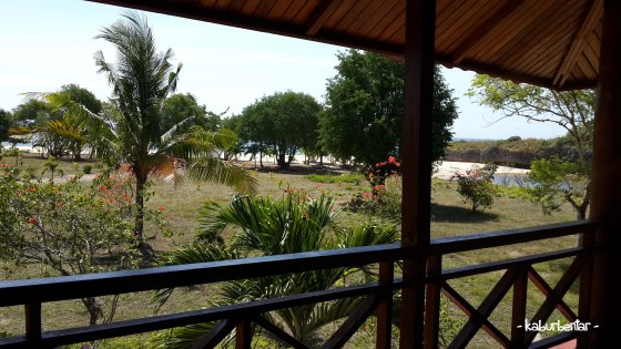 Pantai Newa jadi view kamar kami di Newa Sumba Resort