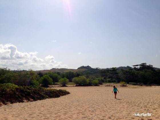 Padang pasir kecil di pantai Marosi dengan latar belakang bukit savana di kejauhan