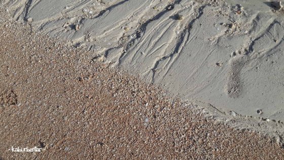Garis batas dua tekstur pasir yang berbeda di pantai Walakiri